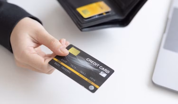 Cũng theo Thomas Corley, chỉ 8% người giàu sử dụng nhiều hơn một thẻ tín dụng.