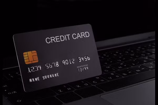 Người giàu luôn thanh toán các hóa đơn và tiền phạt đúng hạn. Họ không lãng phí tiền vào các khoản phí trễ hạn.