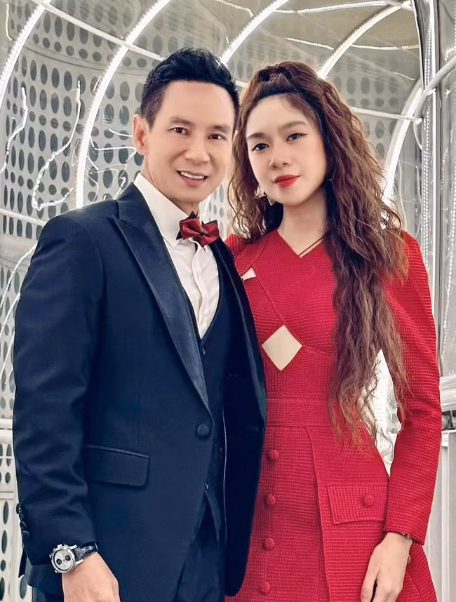 Dù sở hữu khối tài sản đồ sộ nhưng vợ chồng Lý Hải - Minh Hà sống giản dị, Minh Hà không ăn diện đồ hiệu mà chỉ mặc trang phục lịch sự, đơn giản mỗi khi xuất hiện tại các sự kiện. Ảnh: FBNV