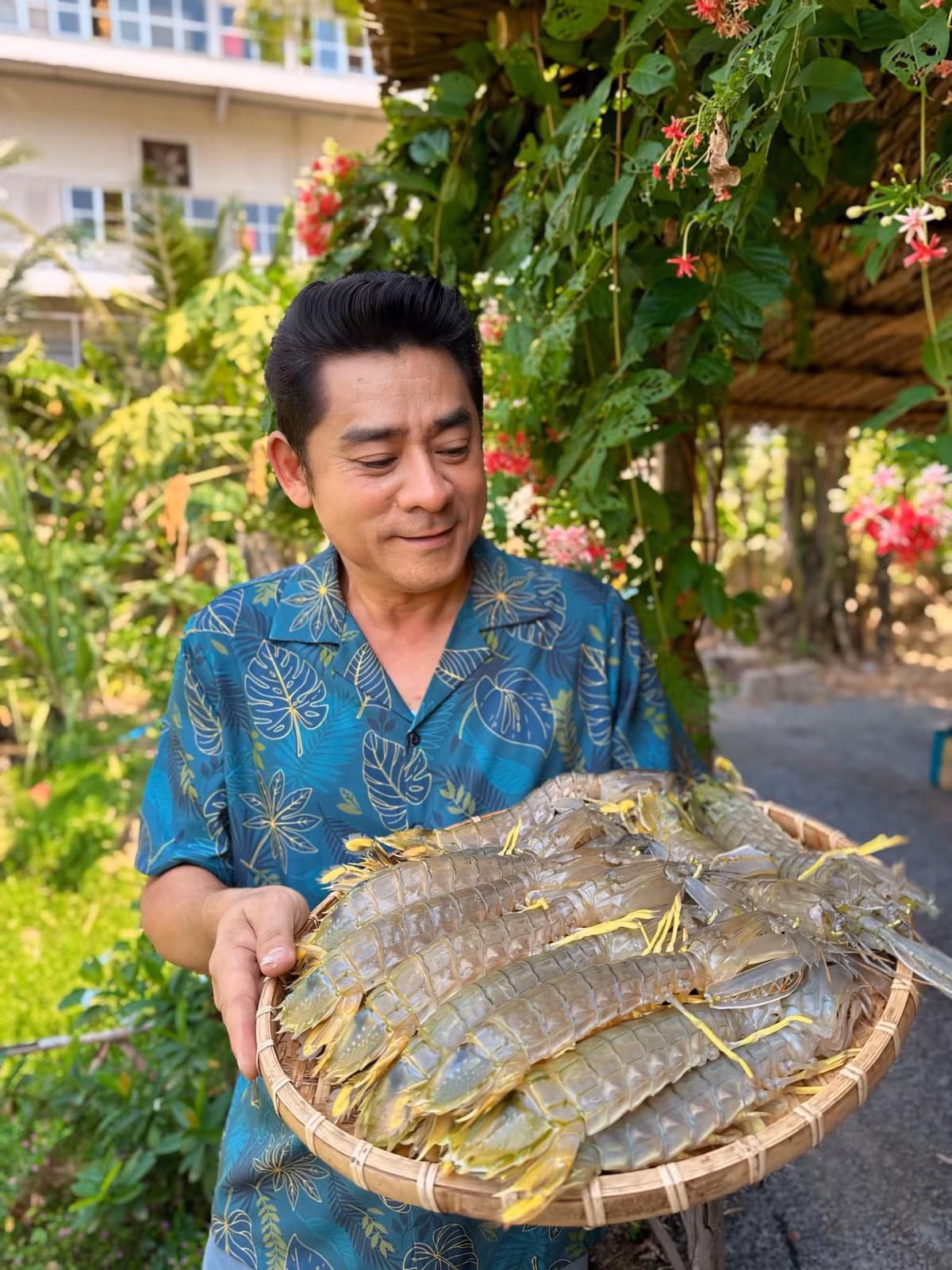 Trong vườn, nam tài tử trồng nhiều loại hoa và rau trái. Ảnh: FBNV