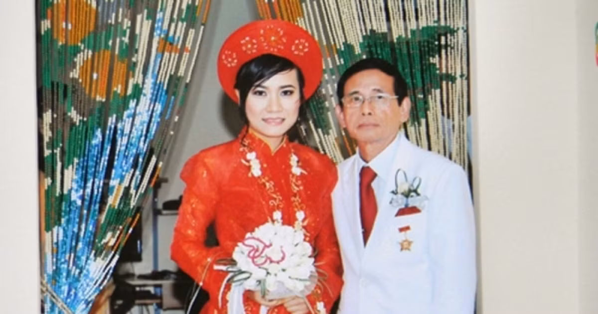Ngoài ra, đại gia Lê Ân còn được được nhắc đến nhiều trong các câu chuyện liên quan đến sự giàu có và những người phụ nữ. Năm 2012, ở tuổi 74, đại gia Lê Ân vẫn khiến người dân Vũng Tàu tiếp tục xôn xao khi tổ chức đám cưới với người vợ thứ 6 mới 19 tuổi. Ảnh: Internet