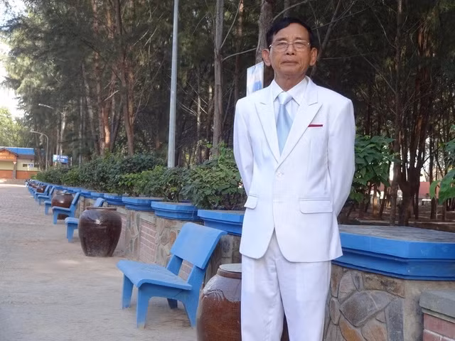 Hai năm sau đó, ông Lê Ân có đủ tiền mua lại chiếc máy may đã mướn và thuê thêm 2 máy may khác rồi thuê thợ làm. Một thời gian sau, ông học may áo vest rồi mở một tiệm chuyên may đồ vest và "ăn nên làm ra". Ảnh: Internet