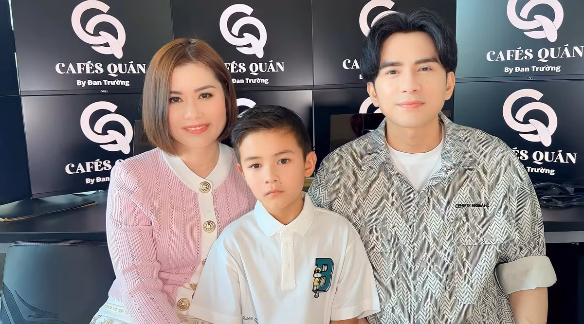 Dù đã "đường ai nấy đi" hơn 3 năm song Đan Trường và vợ cũ là doanh nhân Thủy Tiên khiến dân tình bất ngờ khi cùng nhau ngồi lại, quay clip để thông báo quán cà phê của nam ca sĩ sẽ được khai trương vào ngày 7/9 sắp tới tại Mỹ. Ảnh: FB Thuy Tien Mfas