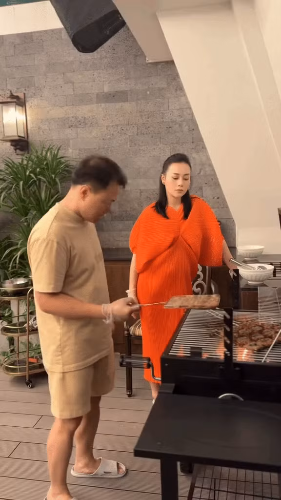 Ngoài ra, biệt thự của Phương Oanh - Shark Bình còn có một khoảng sân thượng rộng để dành riêng cho những buổi tiệc BBQ và tụ tập bạn bè. Ảnh: FB Phuong Oanh