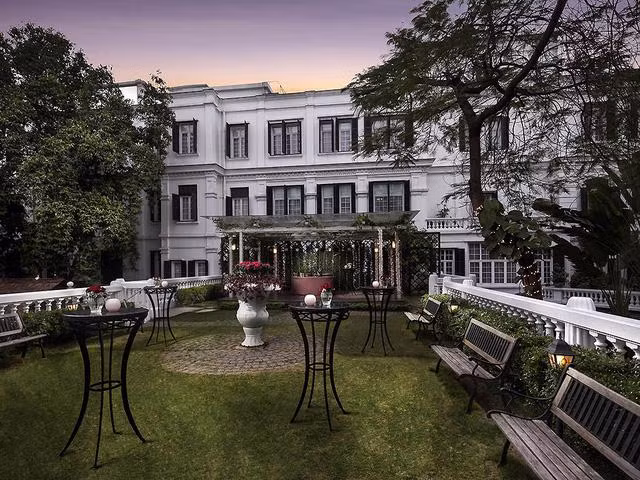 Trong khách sạn còn có khu vườn nhỏ xinh thơ mộng. Ảnh: Booking