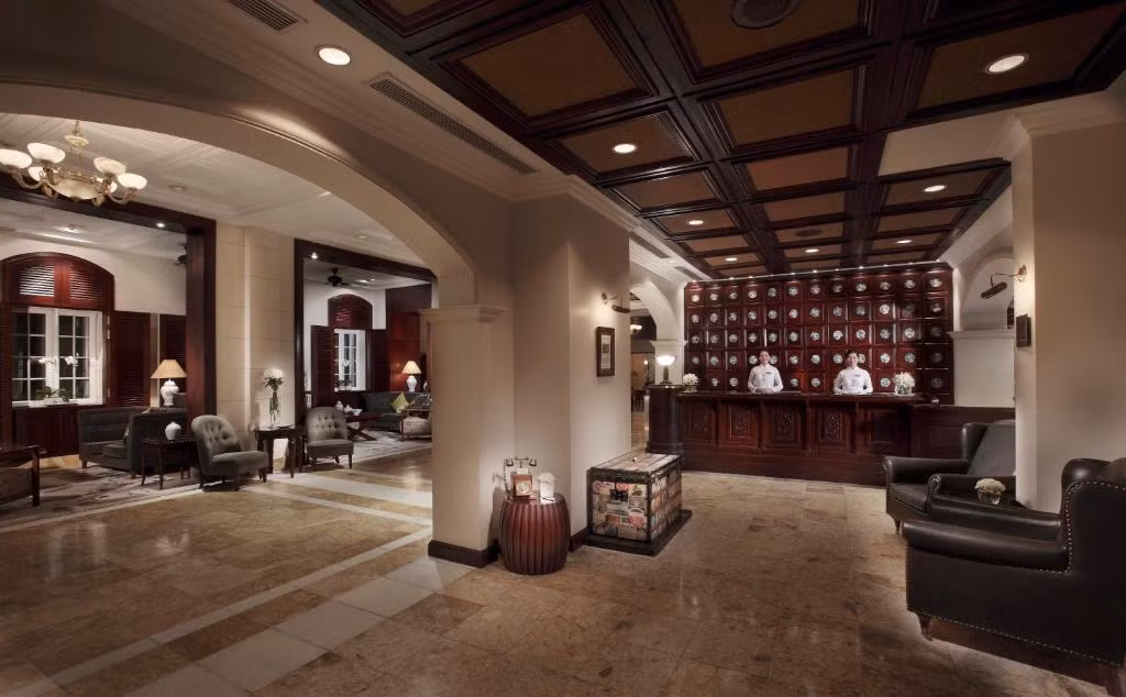 Được xây dựng từ cách đây hơn 1 thế kỷ, khách sạn Sofitel Legend Metropole Hà Nội vẫn giữ nguyên nét cổ điển huy hoàng, các phòng đều được trang bị đầy đủ tiện nghi cao cấp theo phong cách trang nhã của thuở ban đầu. Ảnh: Booking