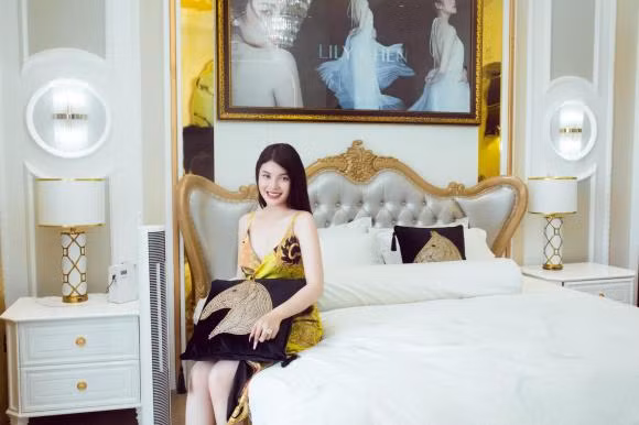 Phòng ngủ của Lily Chen có gam màu trắng chủ đạo.