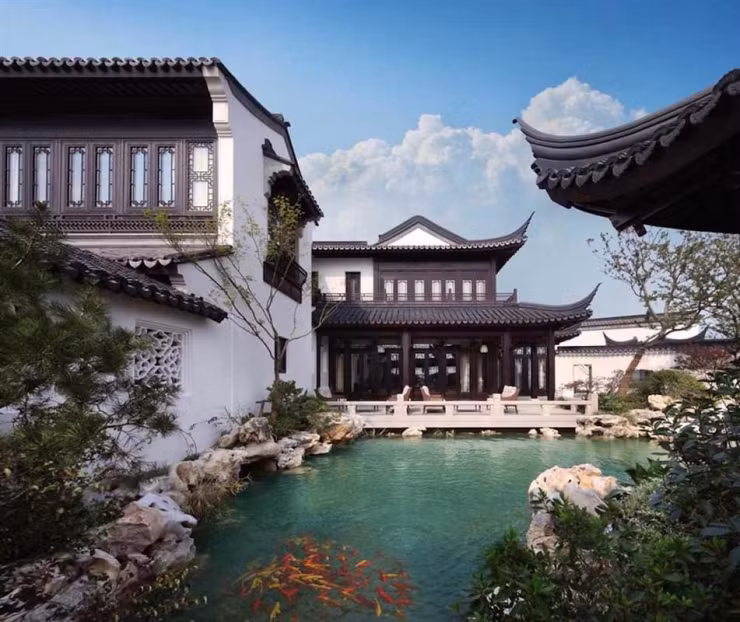 Khuôn viên biệt thự rộng khoảng 6.000m2 thiết kế với 32 phòng ngủ, 32 phòng tắm, có bể bơi, hầm rượu vang.