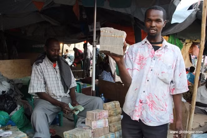 Dù nhiều tiền nhưng vật giá ở đây rất đắt đỏ. Mỗi số điện tại Somaliland có giá tới 1,5 USD (khoảng 35.000đ). Một thùng nước giếng ở đây có thể lên đến 3 USD (khoảng hơn 70.000đ). Do đó, người dân nơi đây vẫn chìm trong cảnh nghèo túng. Nguồn ảnh: DM, Getty