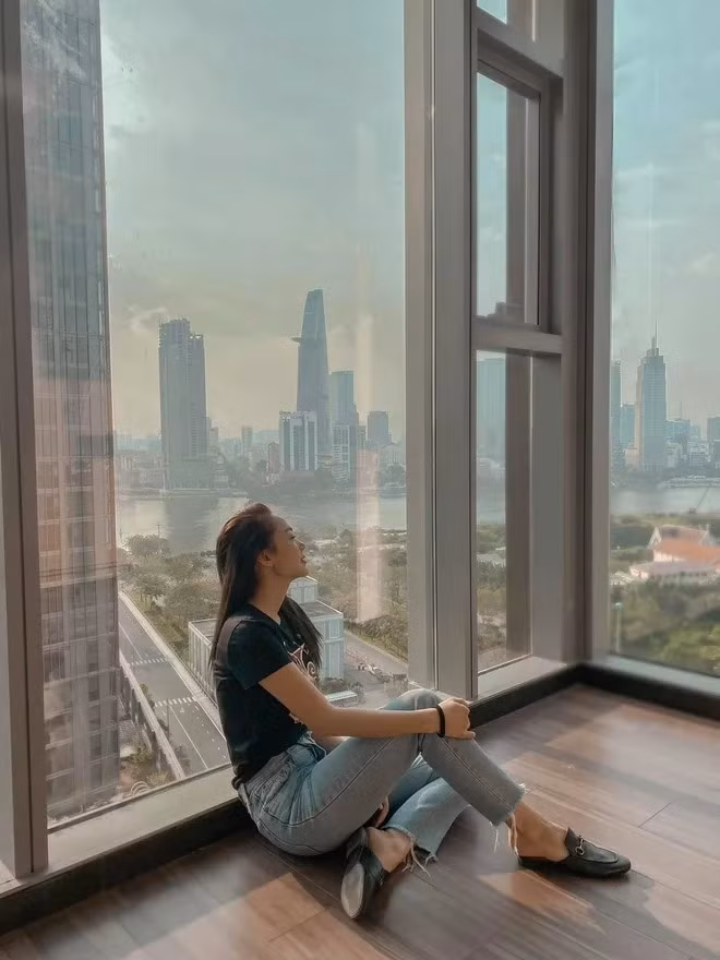Bên cạnh đó, Minh Hằng còn sở hữu căn hộ trị giá gần 20 tỷ đồng với tầm view tuyệt đẹp, có thể bao quát cả thành phố bao gồm tòa Landmark 81 và Bitexco từ trên cao. Ảnh: FBNV
