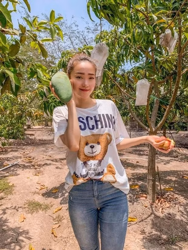 Nữ ca sĩ còn khiến người hâm mộ bất ngờ khi hé lộ mảnh vườn 20.000m2 trồng đủ cây ăn trái, ao cá ở Đồng Nai. Ảnh: FBNV