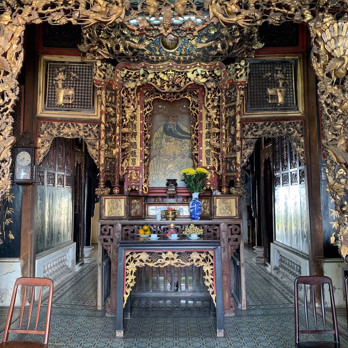 Cánh cửa, cột và bàn thờ đều được sơn son thếp vàng. Ảnh: Thamhiemmekong