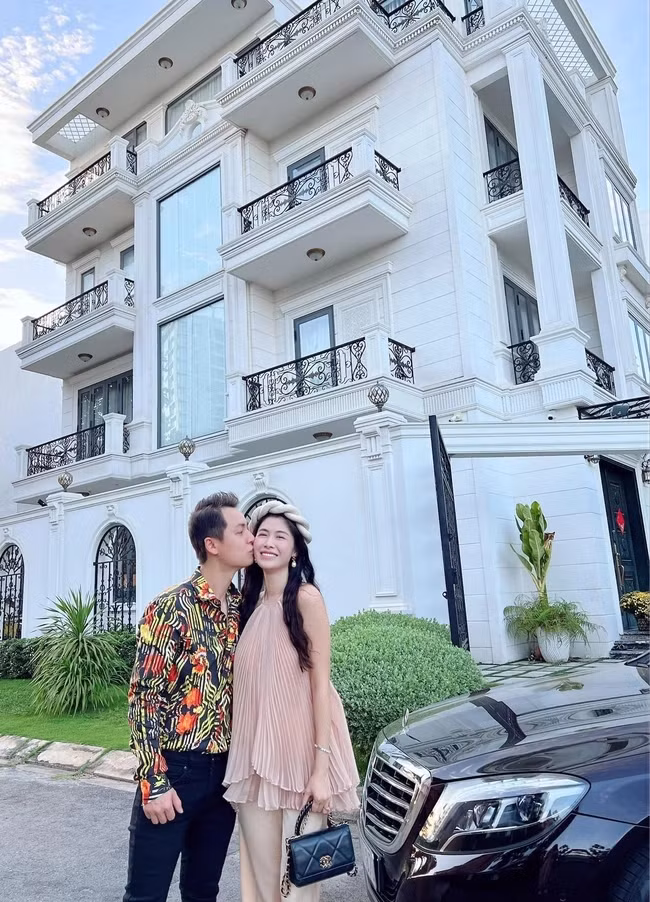 Biệt thự của Đăng Khôi - Thủy Anh có hai mặt tiền, diện tích 300m2, thoáng mát với 4 tầng lầu. Ảnh: FBNV