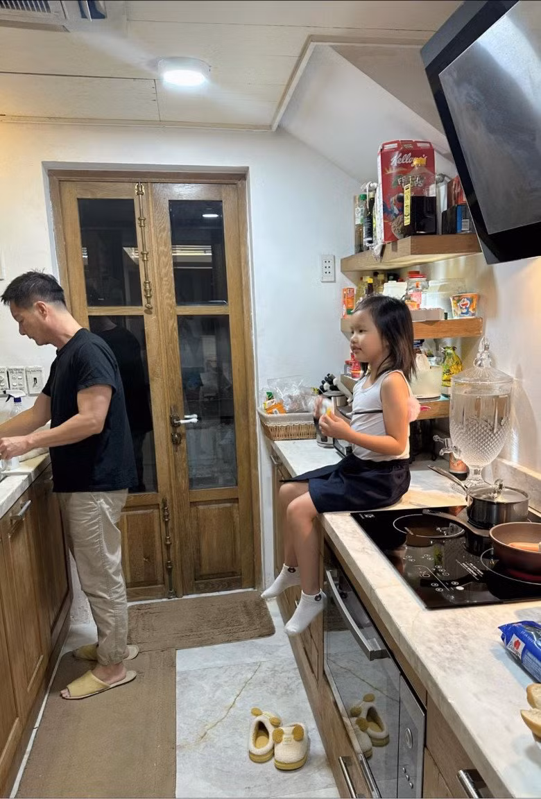 Trước đó, Phan Như Thảo từng nhiều lần đăng tải ảnh ông xã vào bếp. Ảnh: FBNV