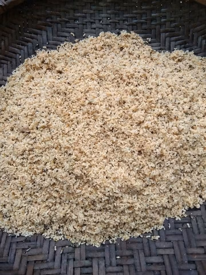 Thời gian gần đây, trên chợ mạng xuất hiện nhiều người rao bán trứng kiến và bánh trứng kiến. Theo đó, nhiều chị em thành phố cũng thi nhau đặt mua khiến dân buôn được mùa "hốt bạc".