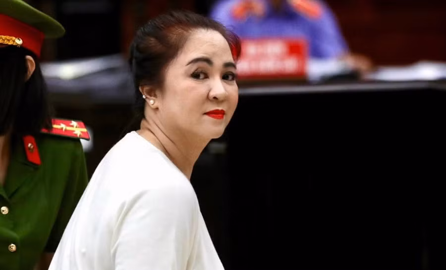Mới đây, TAND cấp cao tại TP HCM tuyên giảm án 3 tháng tù cho bà Nguyễn Phương Hằng. Theo đó, mức án bà Phương Hằng phải thi hành là 2 năm 9 tháng tù. Ảnh: Vietnamnet