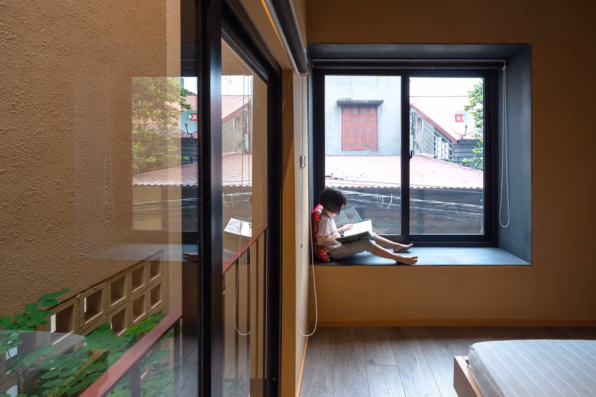 Giống nhiều khu vực khác trong nhà, phòng ngủ chủ yếu lấy ánh sáng từ giếng trời và cửa sổ lớn.