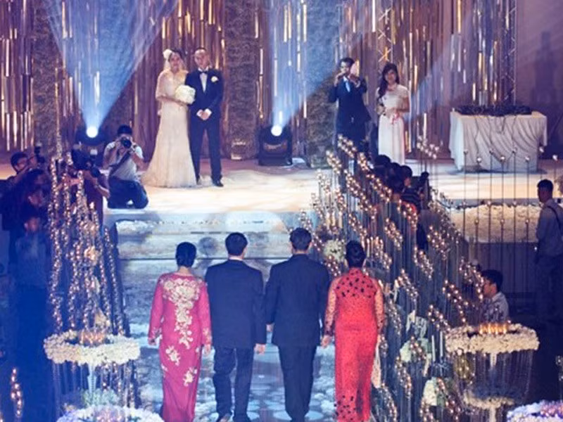 Đám cưới tổ chức tại 3 sảnh tiệc lớn của Cung Văn hóa Hữu nghị Việt Xô với tổng diện tích lên tới gần 4.000 m2. Tổng chi phí của hôn lễ này ước tính lên tới 7 tỷ đồng. Ảnh: Internet