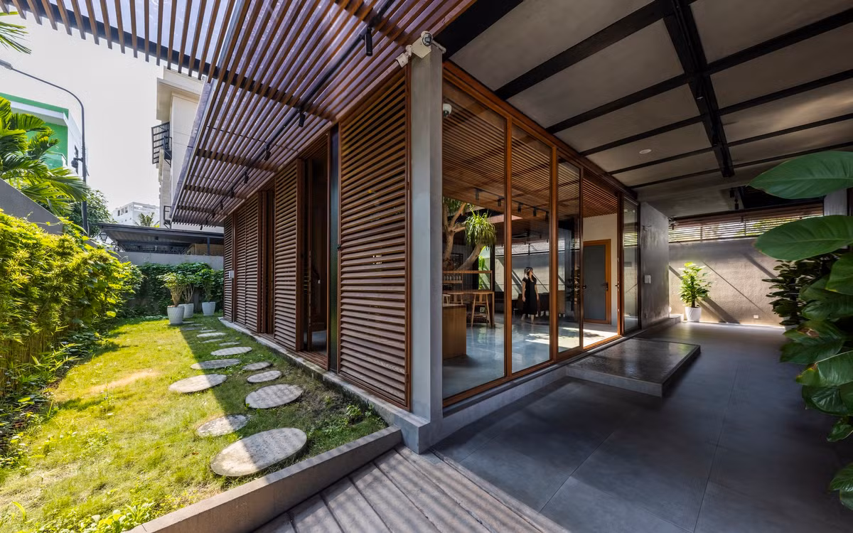Ở tầng trệt, các không gian phụ được đẩy sang một bên, tạo thành sân vườn chiếm hơn 45% diện tích đất, bao quanh 3 mặt của khu chức năng chính.