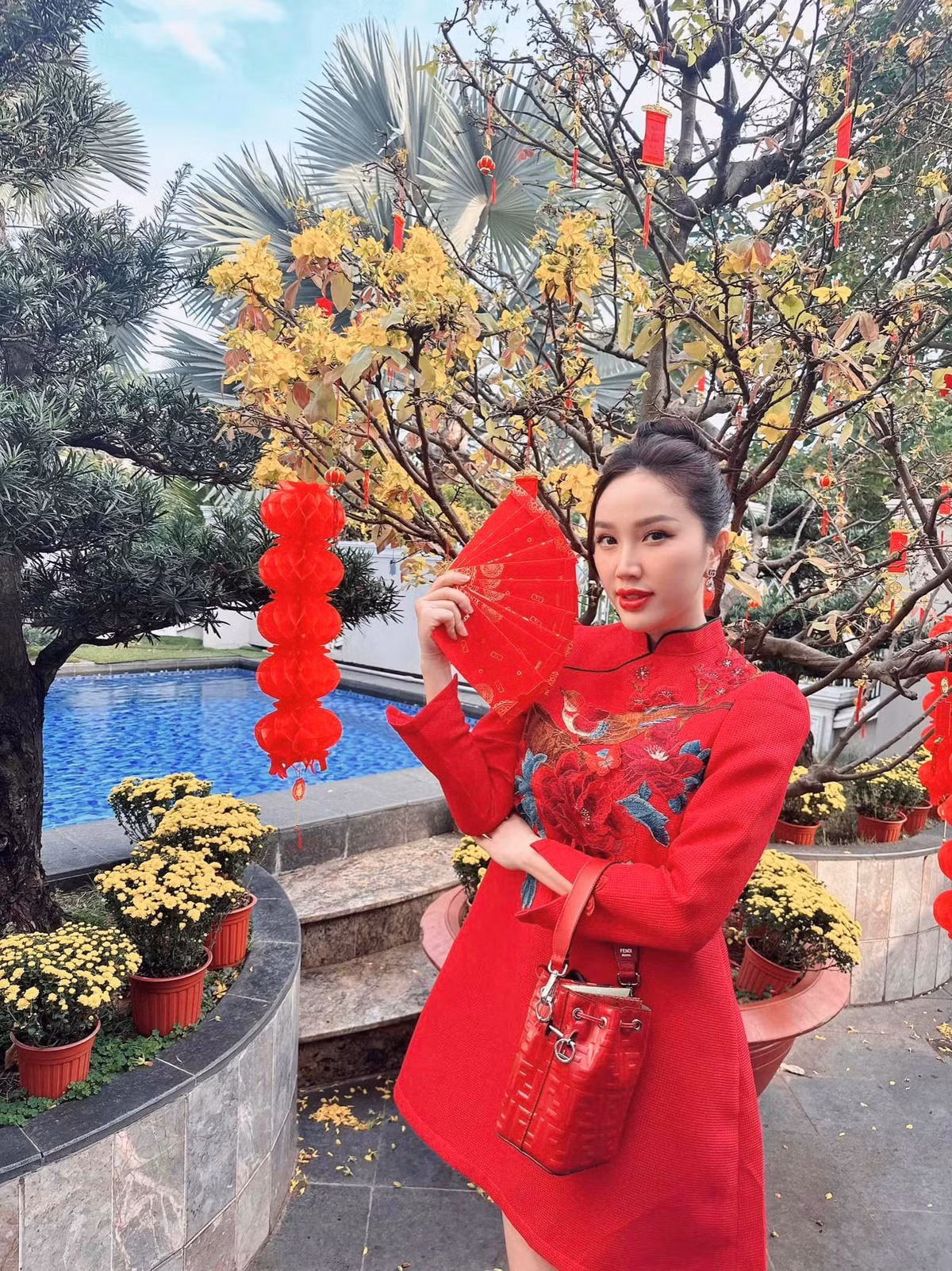 Khuôn viên căn biệt thự còn có hồ bơi riêng khá rộng.