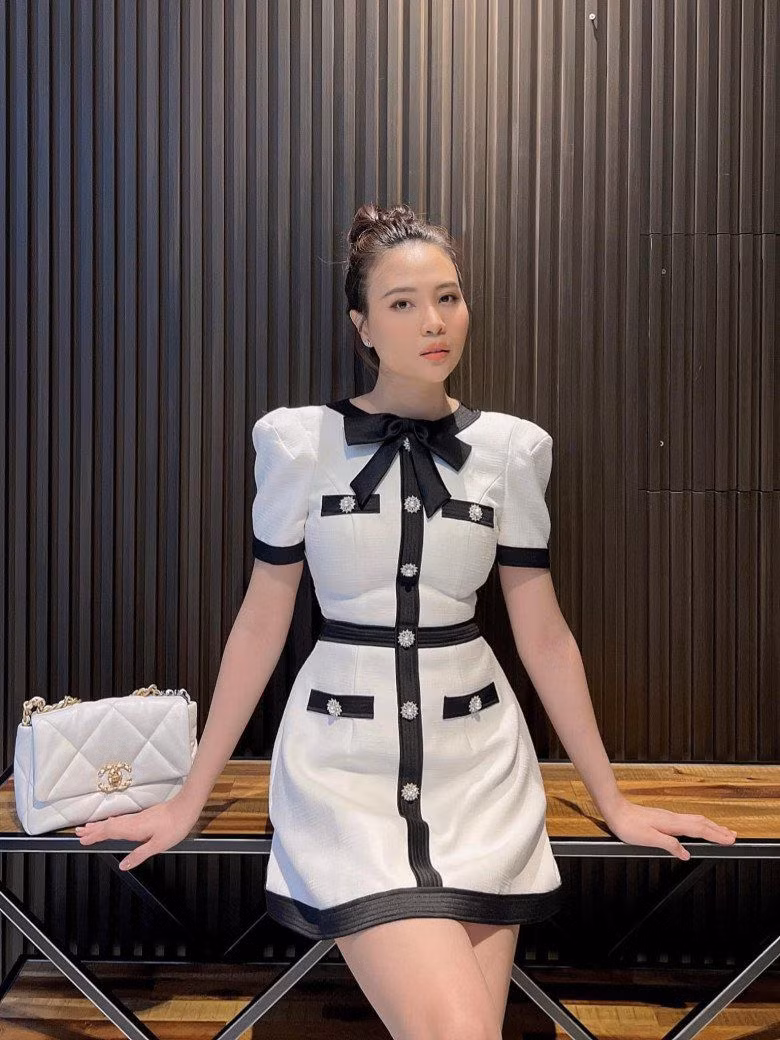 Đàm Thu Trang chuộng túi Chanel trong đó có thiết kế ra mắt năm 2019 do cố huyền thoại Karl Lagerfeld sáng tạo, giá hơn 112 triệu đồng.