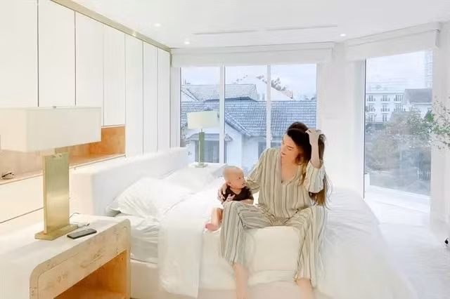 Phòng ngủ sang trọng với nhiều ô cửa sổ lớn lấy sáng tối đa.