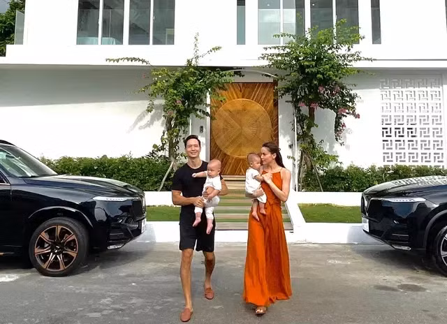 Đó là căn biệt thự nằm ven sông Sài Gòn, rộng khoảng 300m2. Nữ ca sĩ mới tậu căn nhà này sau khi sinh hai nhóc tỳ Leon và Lisa.
