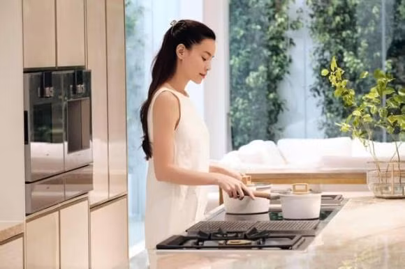 Trong bếp, Hà Hồ sắm nhiều thiết bị hiện đại, thông minh như máy hút mùi âm bàn, bếp từ, nồi chảo...