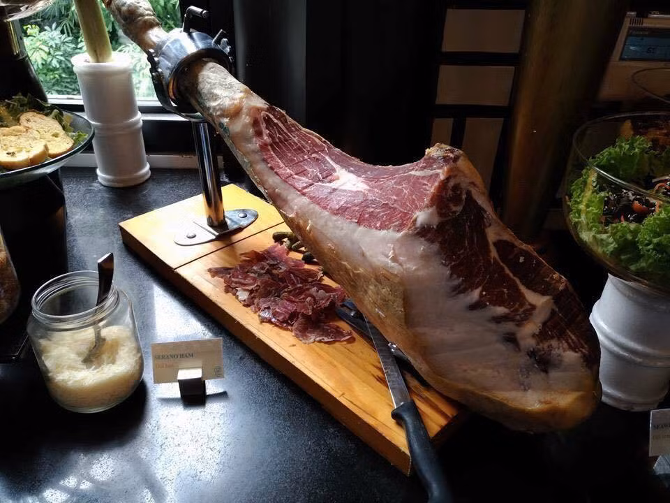 Đây là một trong những món ăn đắt đỏ nhất thế giới với giá dao động trung bình từ 8- 9 triệu đồng/đùi tại Việt Nam. Thậm chí, đùi lợn muối Iberico có thể đắt nhất lên tới 30 triệu đồng/chiếc. Ảnh: Vietnamnet