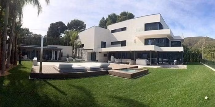 Theo Architectural Digest, căn biệt thự có hồ bơi, phòng tập gym trong nhà, phòng hát, spa, sân bóng... Ảnh: Yotube