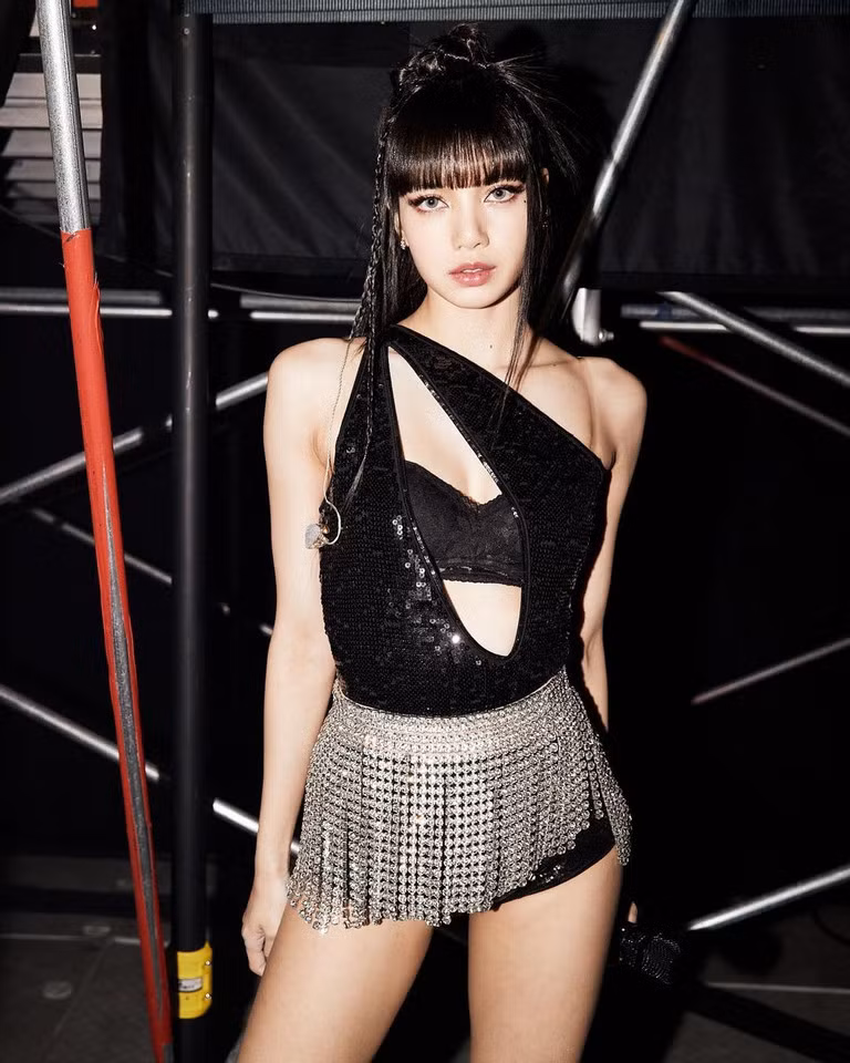 Bên cạnh đó, Lisa còn còn là Đại sứ toàn cầu của các thương hiệu lớn như Celine, Bulgari, MAC... Mức thù lao của Lisa ước tính tối thiểu 300.000 (hơn 7 tỷ đồng) USD cho mỗi buổi biểu diễn và 600.000 USD (hơn 14 tỷ đồng) cho mỗi lần hợp tác. Ảnh: Facebook