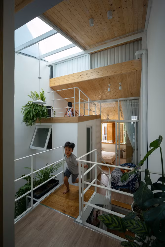 Tầng trệt gồm phòng khách, bếp, sân nhỏ phía trước để xe, phòng nghỉ đa năng cho bà ngoại và sân vườn nhỏ sau nhà.