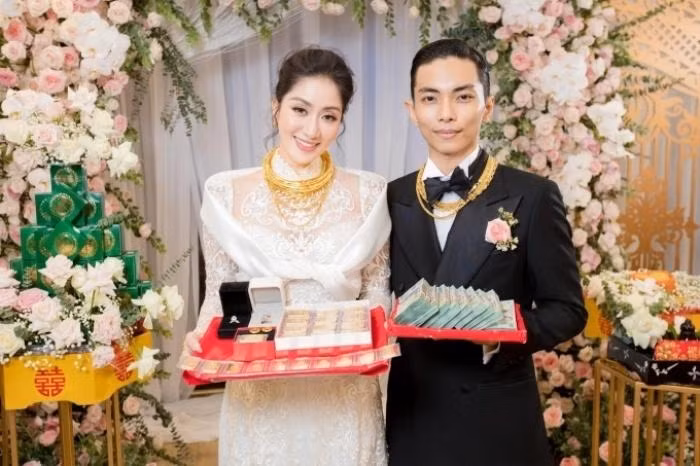Trong lễ ăn hỏi diễn ra năm 2021, Khánh Thi - Phan Hiển nhận của hồi môn khủng từ hai bên gia đình. Theo đó, Khánh Thi nhận 10 cây vàng, 1 mâm tiền mặt khoảng hơn một trăm triệu đồng. Ảnh: Dân Việt