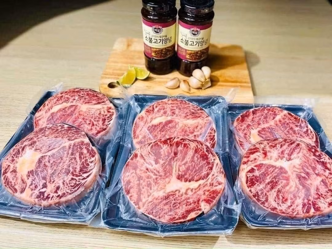 Do lượng khách đông nên có đầu mối tiêu thụ cả tả thịt bò Kobe cắt khoanh và bào cuộn mỗi ngày. Ảnh: Facebook