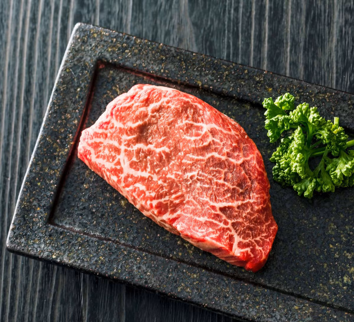 Tại Việt Nam, có nhiều loại thịt bò Kobe khác nhau, giá dao động từ 2-15 triệu đồng/kg. Do đó, loại thịt bò thượng hạng này chỉ xuất hiện tại các nhà hàng, khách sạn hay cửa hàng thực phẩm cao cấp. Ảnh: Internet