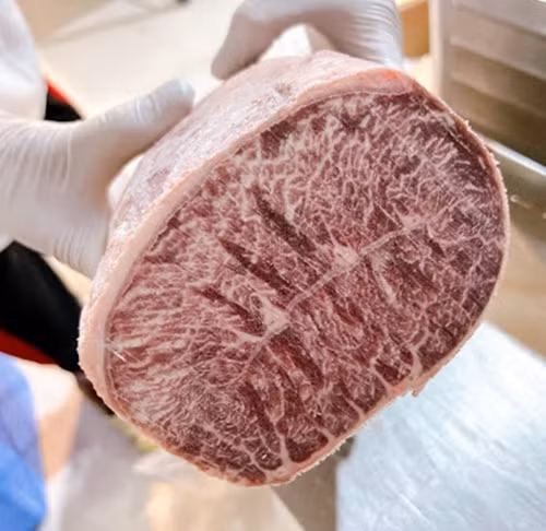  Thịt bò Aukobe còn gọi là bò Úc, không phải ở Nhật Bản. Bò Aukobe được nuôi với phương pháp tương tự Bò Hokubee kết hợp với các phương pháp chăn nuôi của nước Úc. Ảnh: TL Fooods