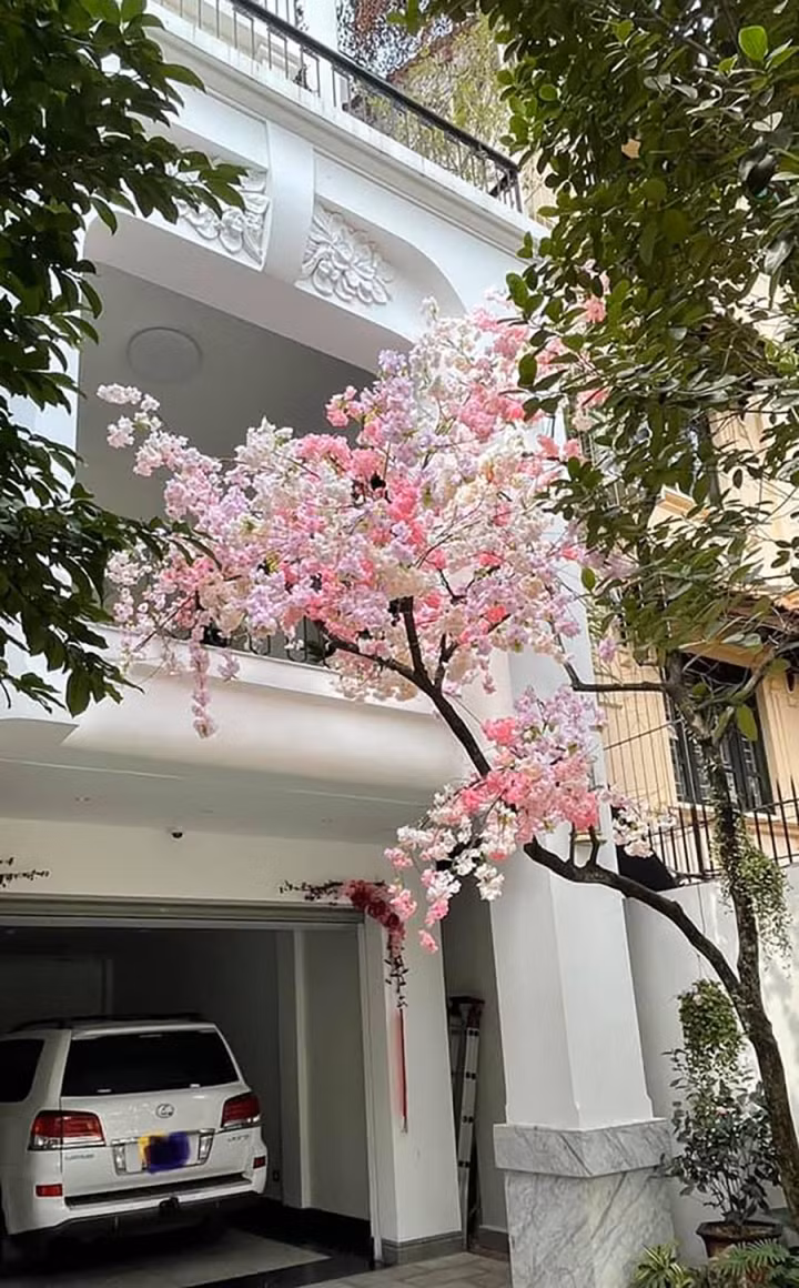 Ngoài công việc, Hoa hậu Nguyễn Thị Huyền tận hưởng cuộc sống bình yên, thư thái trong biệt thự rộng rãi ở Hà Nội.