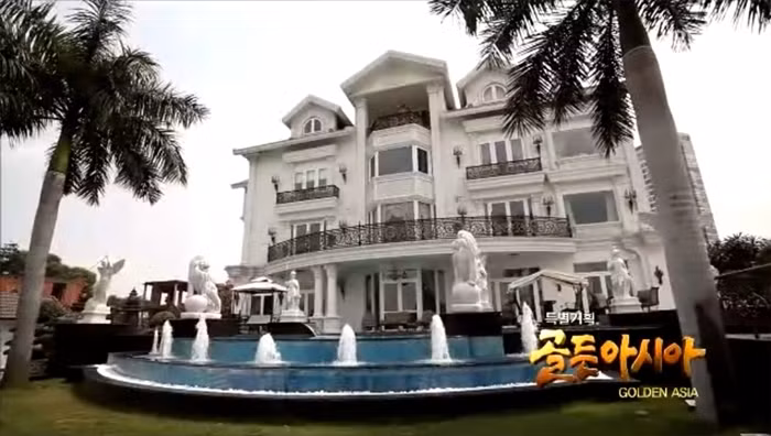 Căn biệt thự rộng 500 m2, nằm ven sông Sài Gòn, được thiết kế theo phong cách hoàng gia. Ảnh: KBS