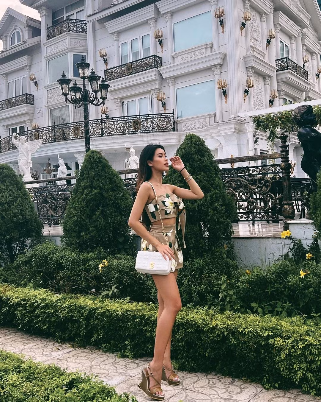 Khuôn viên biệt thự là địa điểm thả dáng yêu thích của Tiên Nguyễn. Ảnh: FBNV