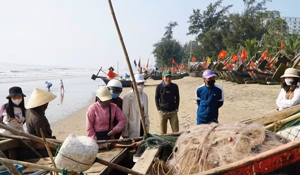 Vì lượng cá khoai đánh bắt được ít nên ngay khi thuyền vừa cập bến, người dân đã tranh nhau mua cá khoai. Nhiều người túc trực tại các bến thuyền từ rất sớm để mua cá. Ảnh: Dân trí