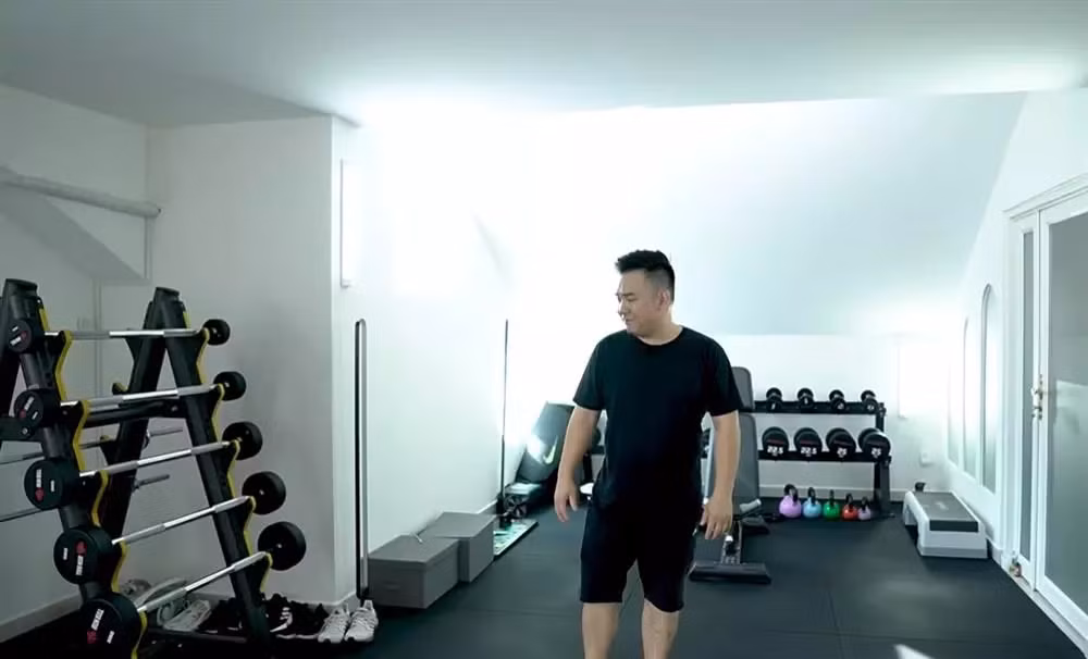 Tầng trên cùng là phòng tập gym hiện đại.