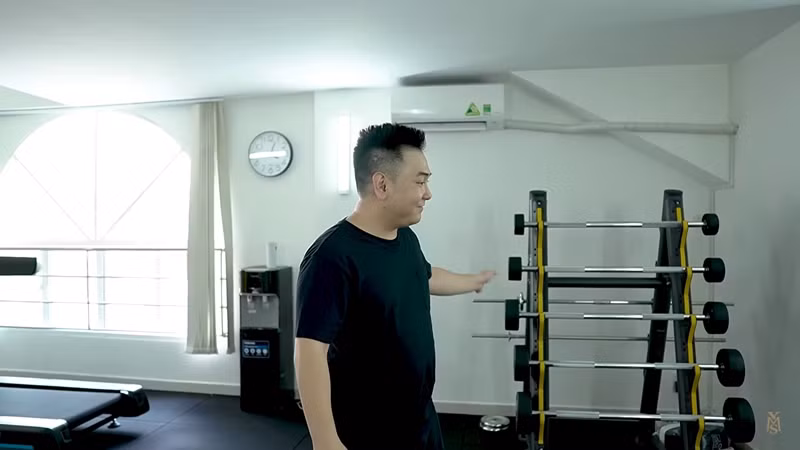 Trong phòng không thiếu một dụng cụ để tập luyện nào. Nguồn ảnh; chụp màn hình