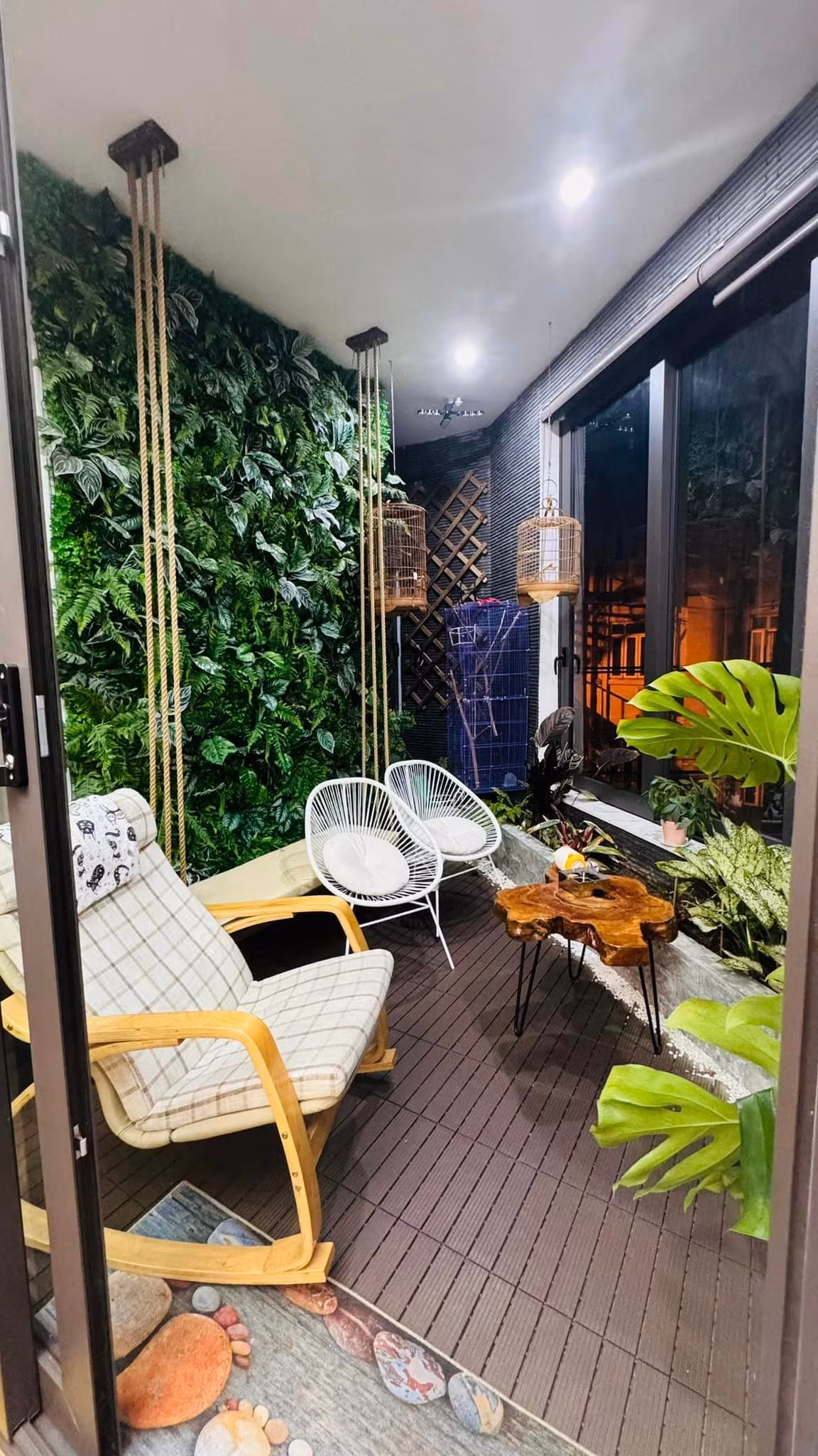 Góc ban công được thiết kế thành khu vực rất "chill".