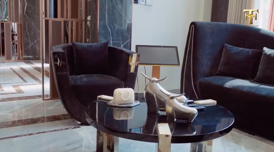 Toàn bộ bàn ghế trong nhà đều được vợ chồng Việt Hương đặt riêng.