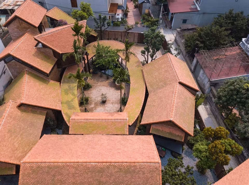 Tọa lạc tại một làng cổ ở Đông Anh (Hà Nội) trên khu đất rộng hơn 700m2, công trình gồm đình thờ, sân rộng, chỗ ở sinh hoạt hàng ngày cho ông bà và cho con cháu vào dịp cuối tuần.