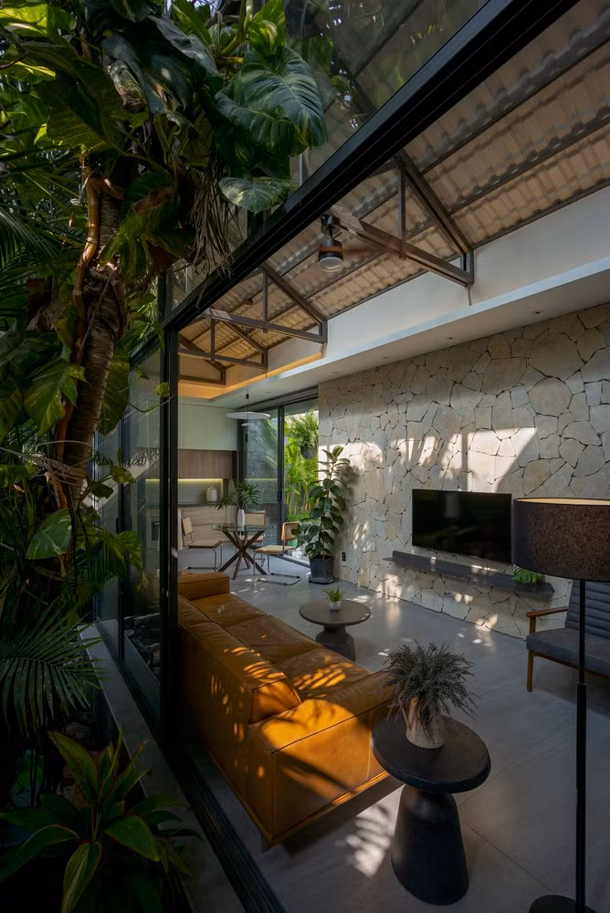 Căn nhà có thể tách thành hai không gian cho hai hộ gia đình (nhiều thế hệ) sử dụng với đầy đủ công năng như bếp, bàn ăn, phòng khách, phòng ngủ.