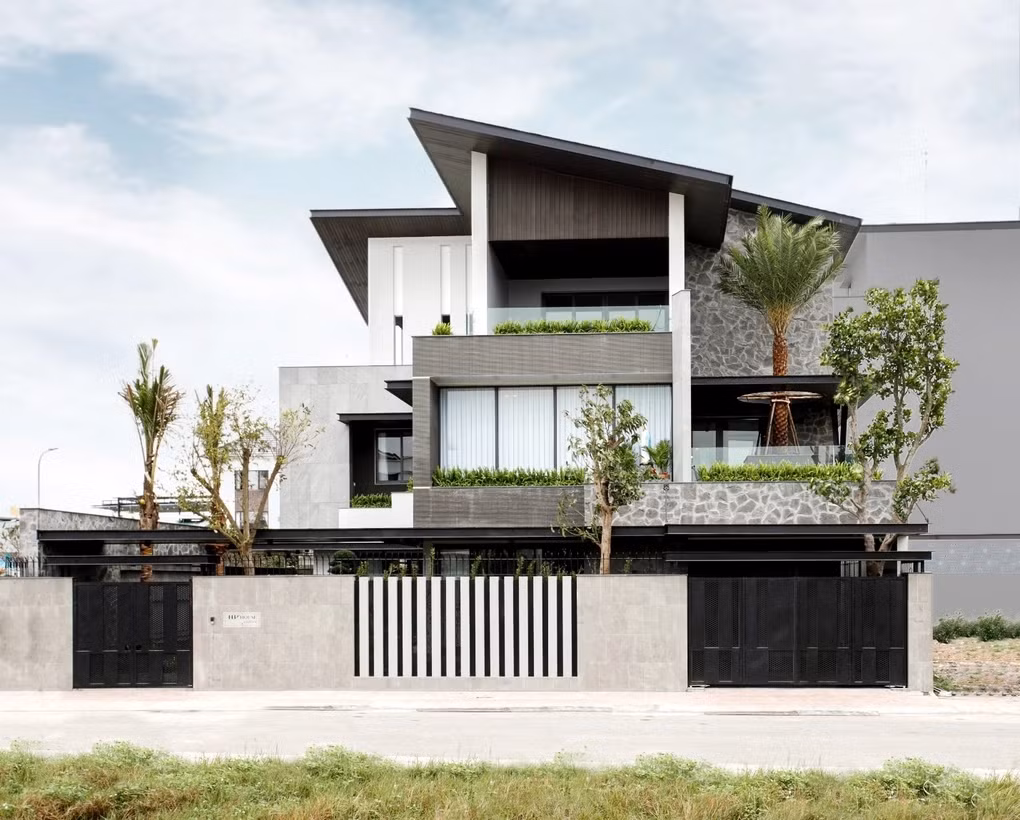 Vốn làm nghề kinh doanh nhà hàng, chị Hiền ở Vĩnh Phúc luôn mong muốn có một không gian riêng để thư giãn. Đam mê nhà kiểu Tây nên chị quyết định xây căn biệt thự mang phong cách Mỹ tại "khu nhà giàu" ở Vĩnh Phúc. Ảnh: Dân trí