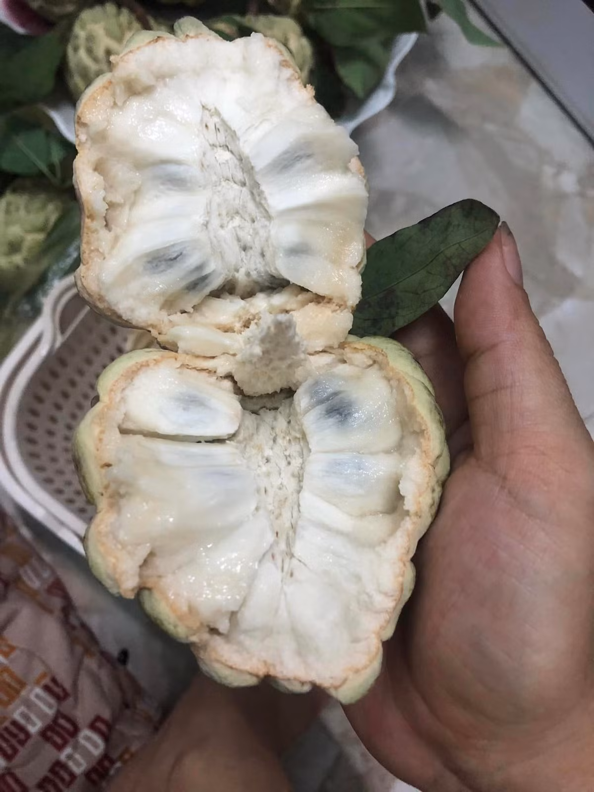 Múi na cũng bở hơn, không dai bằng na dai. Tuy nhiên, đối với người ăn được và thích ăn thì thịt quả na bở ngọt thanh, ăn mát. Ảnh: FB Khuyên Ốc