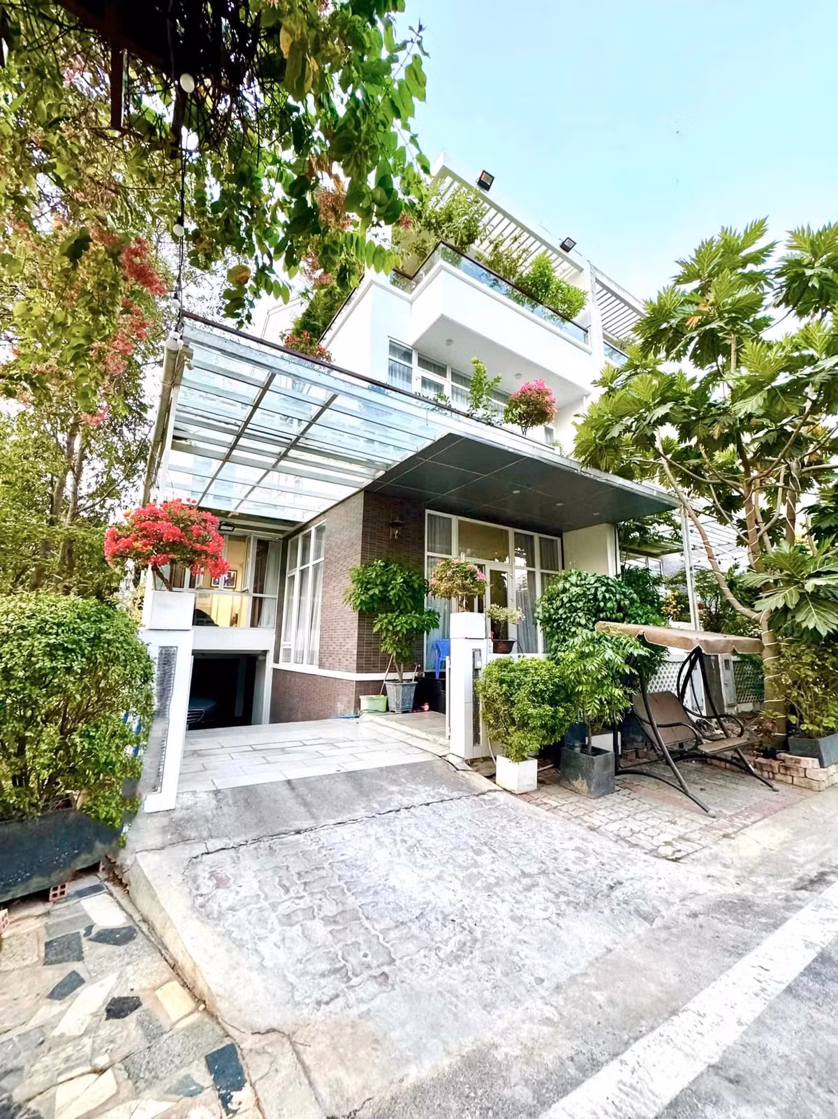 Biệt thự của NSND Trịnh Kim Chi nằm trong khu đất rộng, bao phủ bởi nhiều cây cối và hoa thơm.