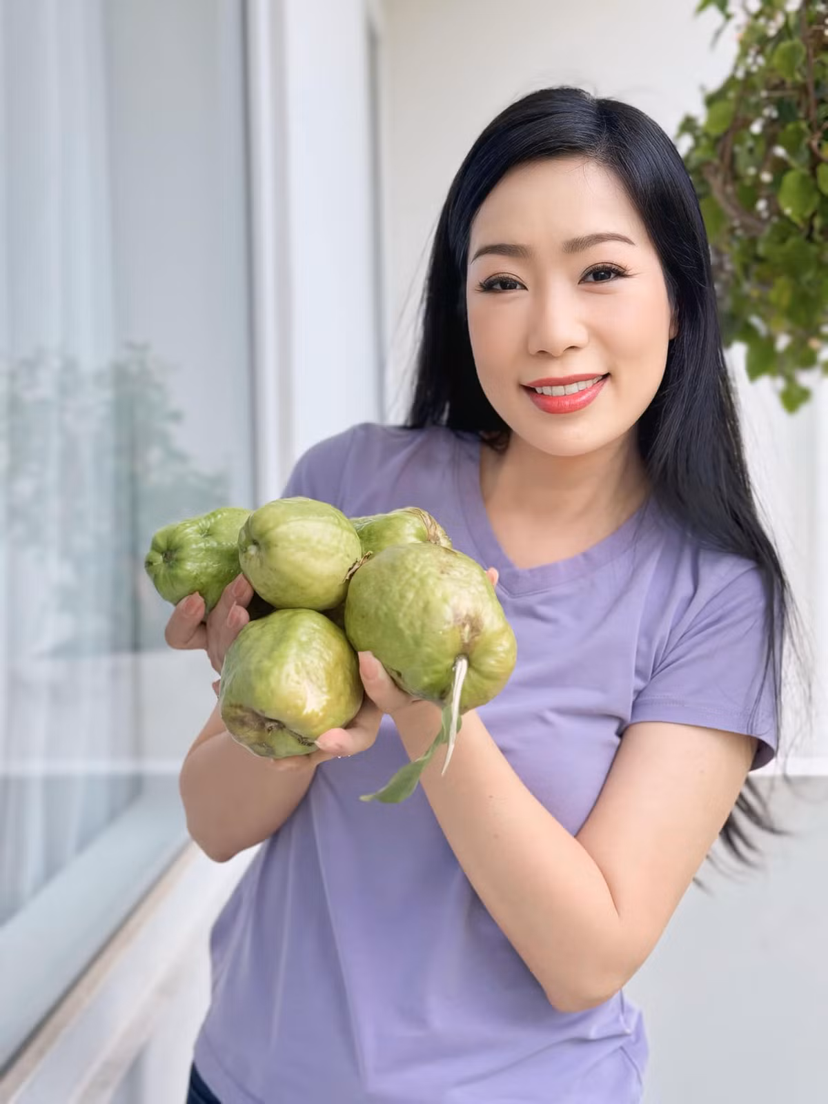 Trịnh Kim Chi cho biết rất mê vườn hoa trái trong ngôi nhà của mình.